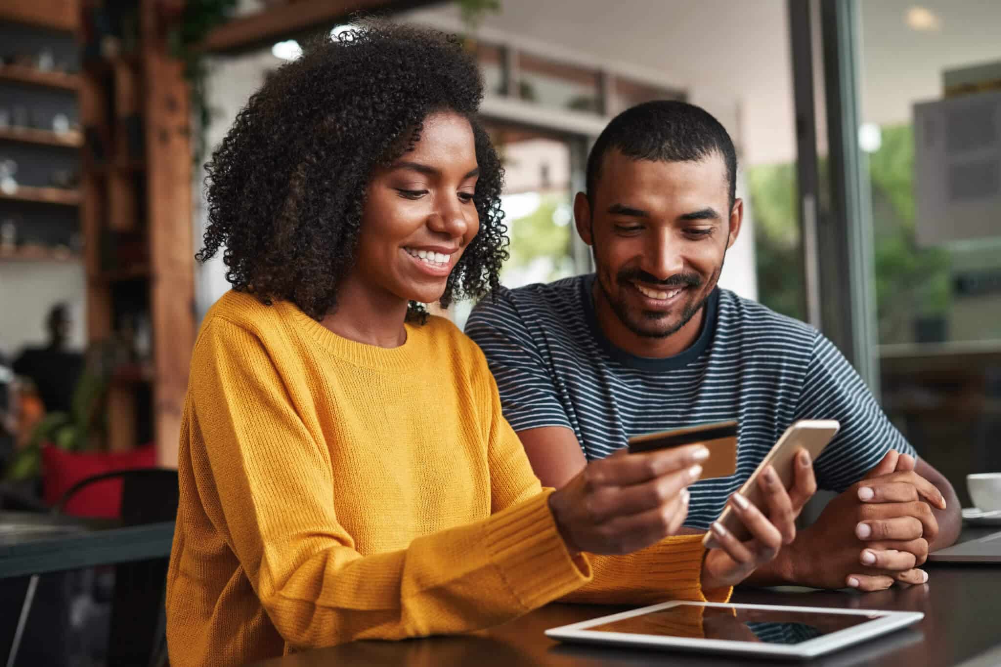 couple using an ecommerce website